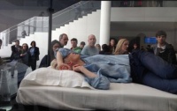 睡美人蒂尔达·斯文顿悄然潜入纽约MoMA