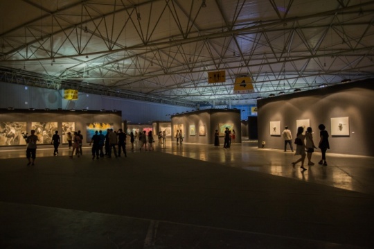 位于会展中心的展场展厅面积过万平方米
位于会展中心的展场展厅面积过万平方米