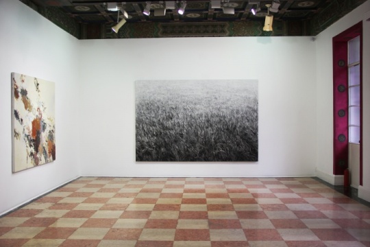 展厅正中央为石至莹的作品，这位艺术家不久前刚在画廊纽约空间举办个展