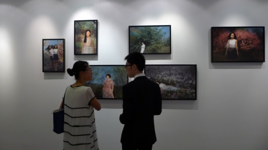 向京这次担纲起摄影师为其他几位参展艺术家拍摄了她眼中的最美的瞬间
向京这次担纲起摄影师为其他几位参展艺术家拍摄了她眼中的最美的瞬间