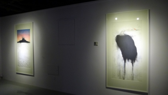 进入展厅走到头的空间主要呈现了魏青吉的水墨综合材料画作
进入展厅走到头的空间主要呈现了魏青吉的水墨综合材料画作
