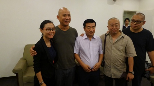 接受聘任后,方力钧(左二)和好友们合影留念
接受聘任后,方力钧(左二)和好友们合影留念