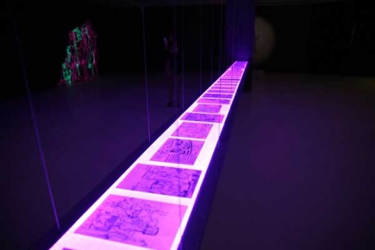展厅中的作品,此为悬空吊置的手稿
展厅中的作品,此为悬空吊置的手稿