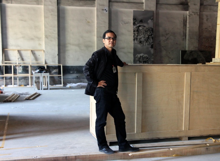 王春辰在2013年威尼斯双年展布展现场
