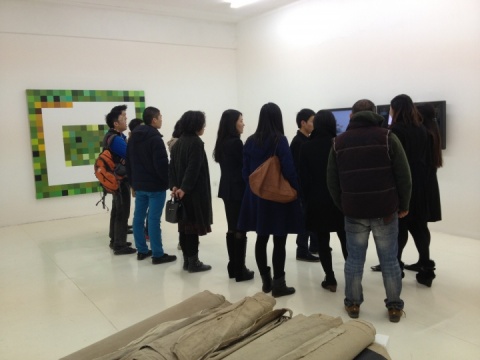 胡庆泰正在为观众解读作品《我收买并实施了李钢的方案》
胡庆泰正在为观众解读作品《我收买并实施了李钢的方案》