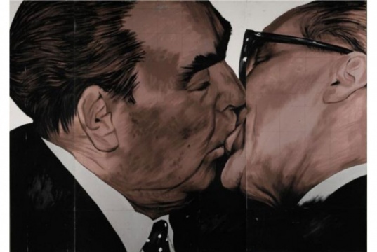 Dmitry Vrubel 《兄弟般的吻》（三联画）（1990），估价四万英镑至六万英镑。照片：苏富比提供
