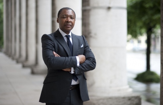 Okwui Enwezor,图片来自the collector tribune。
Okwui Enwezor,图片来自the collector tribune。