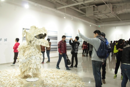 参观者与《我的舞动你不懂》互动中
参观者与《我的舞动你不懂》互动中
