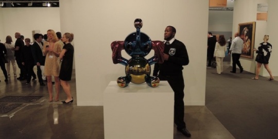 David Zwirner摊位上的杰夫·昆斯雕塑作品,图片来自Artspace。
David Zwirner摊位上的杰夫·昆斯雕塑作品,图片来自Artspace。