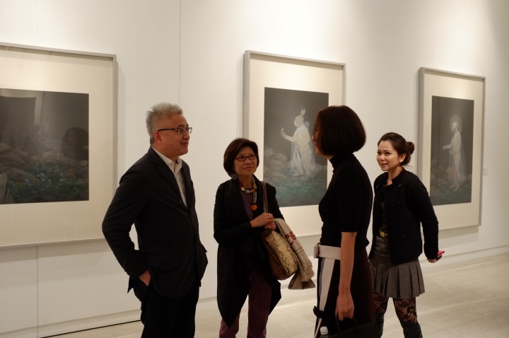 2011年郝量在台北寒舍画廊的首次个展现场，现场嘉宾依次为徐累（左）、罗啟妍（中）、赖英里女士
