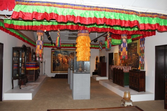 二楼西藏艺术品独立的展示区
