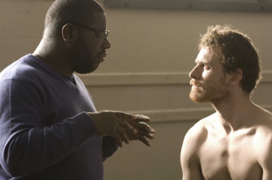 Steve McQueen(左)在他的电影《饥饿》(Hunger)片场,右为演员Michael Fassbender。
Steve McQueen(左)在他的电影《饥饿》(Hunger)片场,右为演员Michael Fassbender。