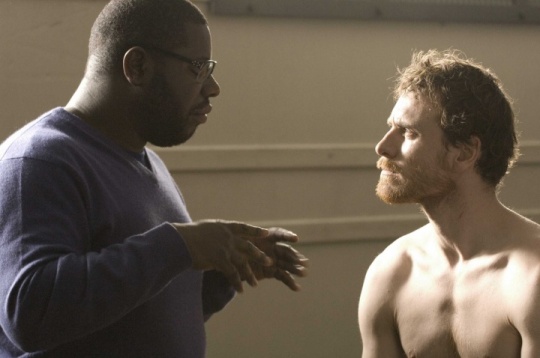 Steve McQueen（左）在他的电影《饥饿》（Hunger）片场，右为演员Michael Fassbender。
