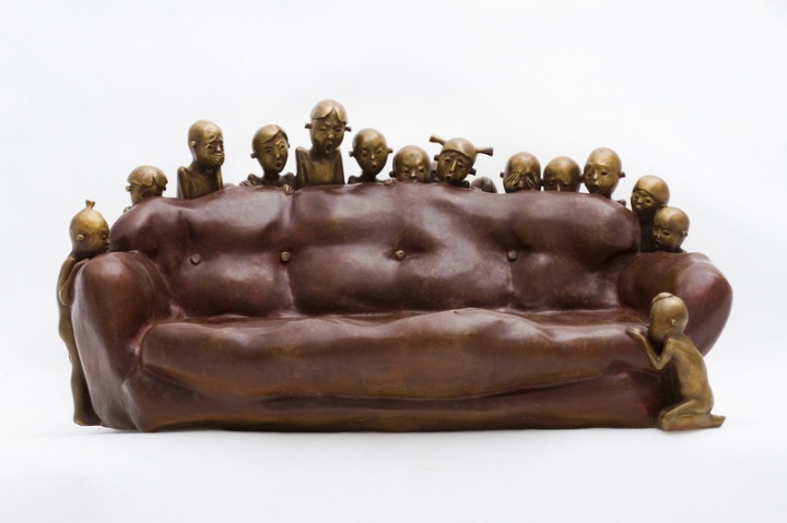 《沙发-你曾是否已来过》 2008 铸铜着色 72×38×36 cm
