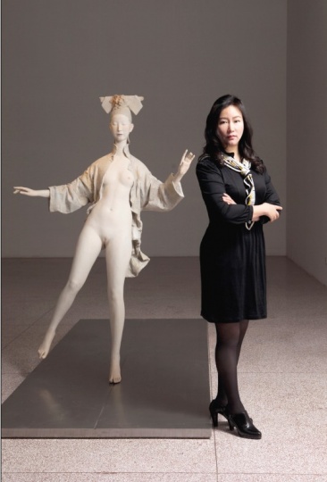 李莫唯在展览现场与李象群作品合影
李莫唯在展览现场与李象群作品合影