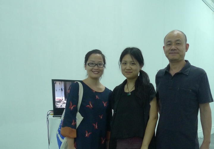 巢佳幸（中)与艺术家刘建华在艺术家个展《艺用情感展Sensation》现场
