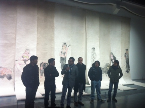 在刘庆和的《新发地》前，策展人与艺术家共同出席开幕式
