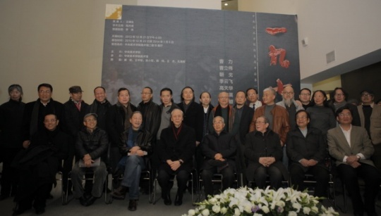 一九七八油画班的学生与中央美院众位老先生的大合影
一九七八油画班的学生与中央美院众位老先生的大合影