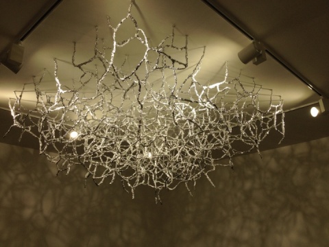 Ariel Hassan在北京创作了这件金属装置作品，展示“痕迹”系列的去中心化延伸性
