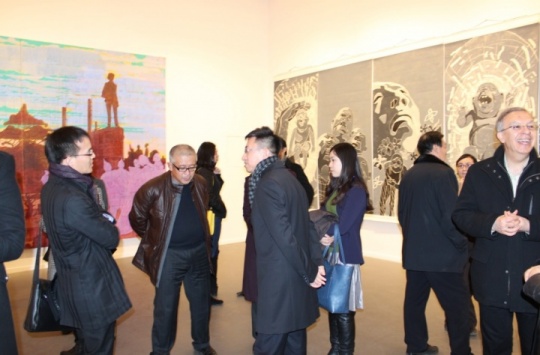 进入展厅便是方力钧和唐晖的大尺幅画作
进入展厅便是方力钧和唐晖的大尺幅画作