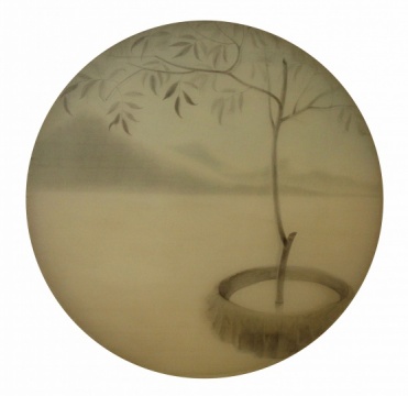 张春迎,《梦.园》系列,直径50cm,绢本综合材料,2013年
张春迎,《梦.园》系列,直径50cm,绢本综合材料,2013年