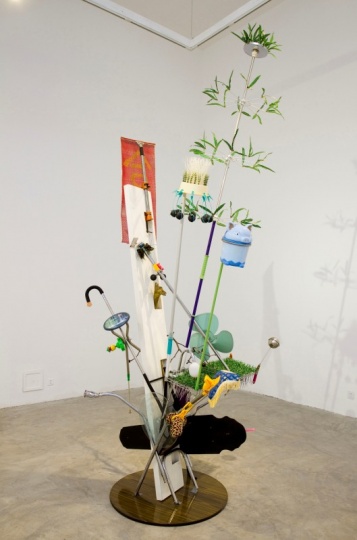 梁硕在杨画廊“老东西”双个展中展出的作品《临时结构》
梁硕在杨画廊“老东西”双个展中展出的作品《临时结构》