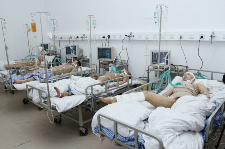 黎薇作品《英雄》用装置和雕塑再现了重症看护室令人窒息的气氛
