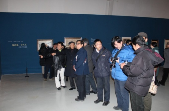 靳尚谊和院领导参观展览
靳尚谊和院领导参观展览