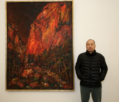 艺术家尹朝阳在其作品前合影
艺术家尹朝阳在其作品前合影