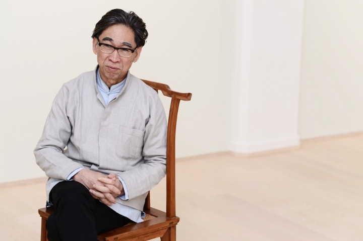 张颂仁在画廊内接受《Hi艺术》记者采访
