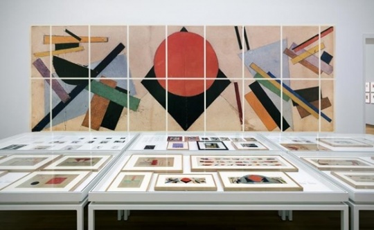 卡济米尔·马列维奇(Kazimir Malevich)与俄国前卫艺术 展览现场, 图片:Gert Jan van Rooij 来源:artdaily 卡济米尔·马列维奇(Kazimir Malevich)与俄国前卫艺术 展览现场, 图片:Gert Jan van Rooij 来源:artdaily