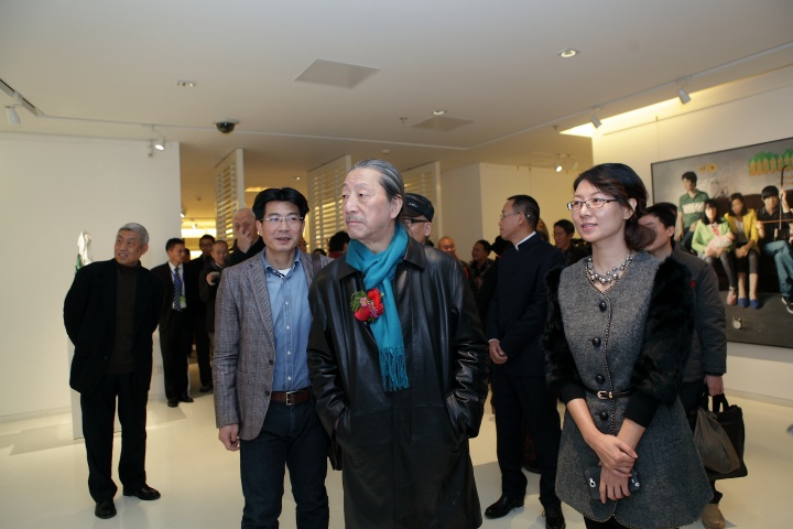 展览现场：左起分别是参展艺术家潘浩、导师袁运生、执行馆长孙莉敏
