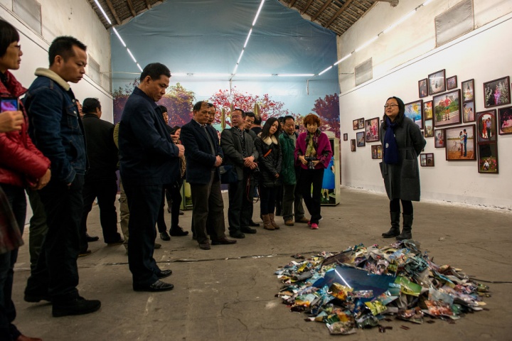 策展总监段煜婷(右一)为连州市民导览 图片来源:连州国际摄影年展
策展总监段煜婷(右一)为连州市民导览 图片来源:连州国际摄影年展