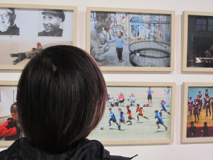“摄影师和他的孩子们“集合了摄影从业者拍摄自己孩子的照片,展览现场大家都在品评自己朋友的作品,仿佛一个大聚会
“摄影师和他的孩子们“集合了摄影从业者拍摄自己孩子的照片,展览现场大家都在品评自己朋友的作品,仿佛一个大聚会