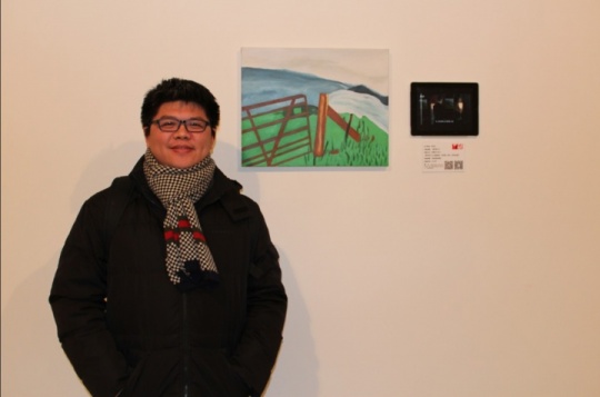 石玩玩在他的作品前留影
石玩玩在他的作品前留影
