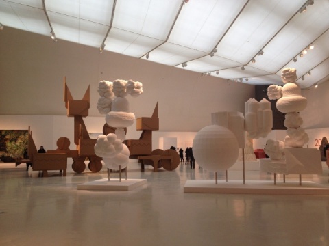 展览现场，展厅中央的石膏装置和纸壳机器分别是王郁洋和唐晖的作品

