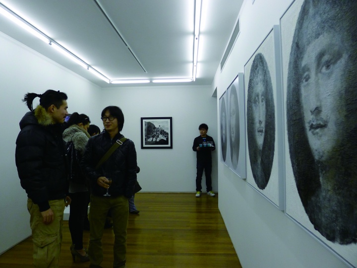 2012年《男孩：当代肖像》群展开幕式现场图
