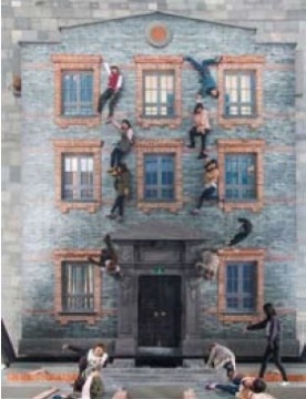 2013年11月，艺术家Leandro erlich的公共艺术装置《石库门》在上海静安家里中心实施，吸引了众多路人参与。
