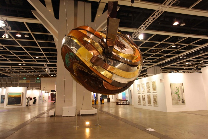 唐人当代艺术中心在香港巴塞尔展出了王郁洋新作“划线者”系列
