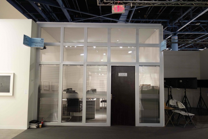 王郁洋在迈阿密巴塞尔艺术博览会复制了空间装置“会计室”，受到众多外国媒体的好评<br>