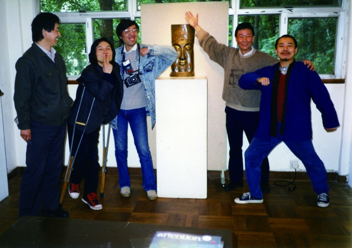 1989年，参加“星星十年”的艺术家在香港汉雅轩

