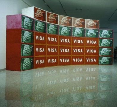 《VISA》 王广义 混合媒介 110 x 190 x 60cm 1996
《VISA》 王广义 混合媒介 110 x 190 x 60cm 1996