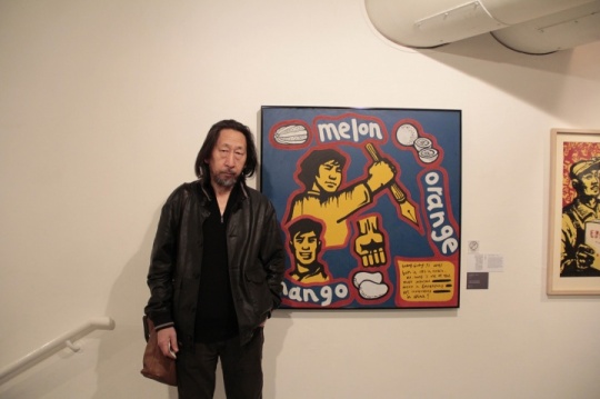 王广义在其参展作品《自我批判:水果》前合影
王广义在其参展作品《自我批判:水果》前合影