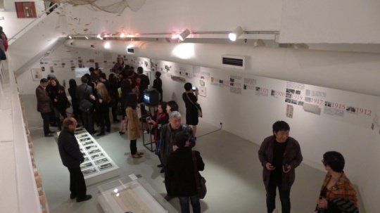 四层展厅的按历史脉络呈现的文献资料部分,尚未开幕已经人潮拥挤 四层展厅的按历史脉络呈现的文献资料部分,尚未开幕已经人潮拥挤