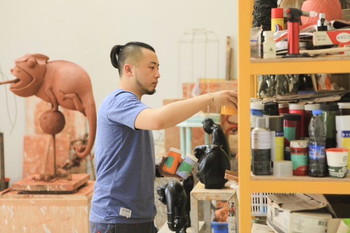 张权将工作室租用在住宅小区的门面房中,并在此创作 张权将工作室租用在住宅小区的门面房中,并在此创作