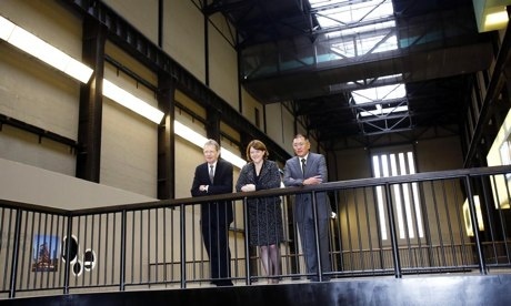 泰特现代美术馆总监Chris Dercon,文化部长 Maria Miller,现代汽车副会长 Euisun Chung 图片来源: theguardian 泰特现代美术馆总监Chris Dercon,文化部长 Maria Miller,现代汽车副会长 Euisun Chung 图片来源: theguardian