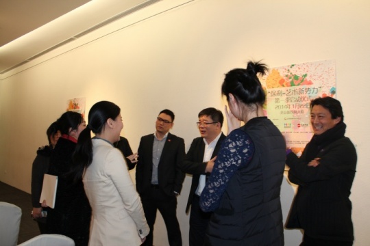 发布会之后,各位嘉宾继续讨论活动的各项细节 发布会之后,各位嘉宾继续讨论活动的各项细节