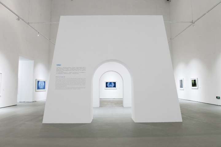在展览“世界的壳”现场,徐累制造了一座城池,以“空城记”之名,与其作品中对于空间的讨论相对。
在展览“世界的壳”现场,徐累制造了一座城池,以“空城记”之名,与其作品中对于空间的讨论相对。