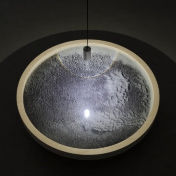 《探知》，玻璃微球，平板玻璃，枫木胶合板，LED灯，2013
