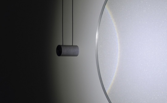 《Emmanuelle》，玻璃微球体，平板玻璃，铝，LED灯，2013
